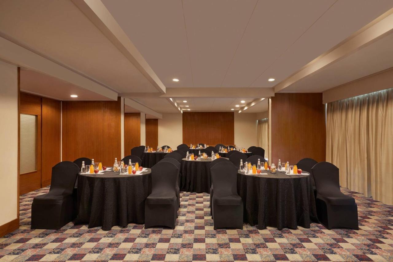 Courtyard By Marriott Hyderabad Hotel Buitenkant foto