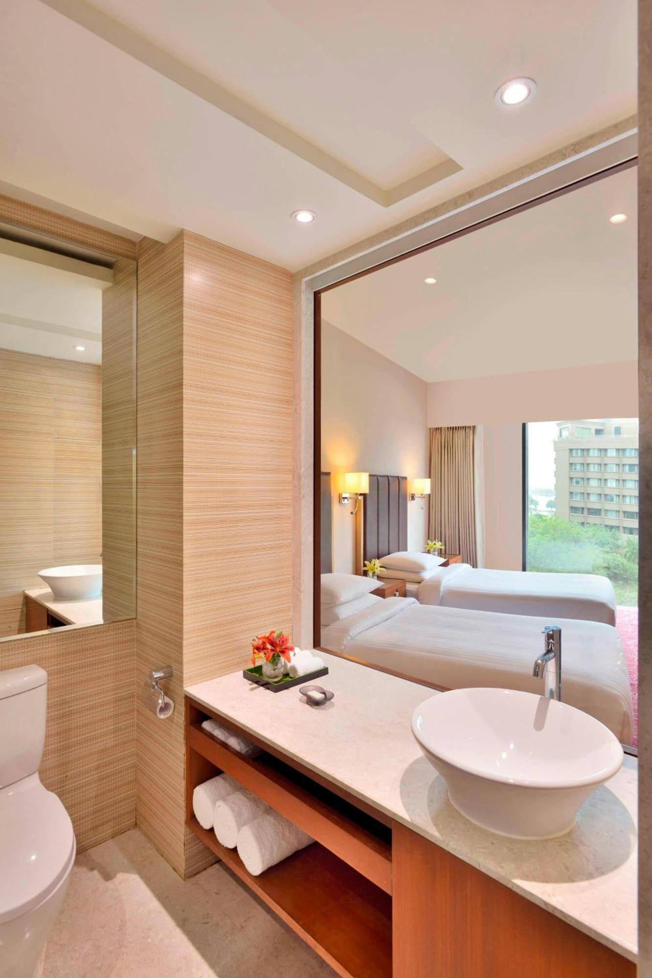 Courtyard By Marriott Hyderabad Hotel Buitenkant foto