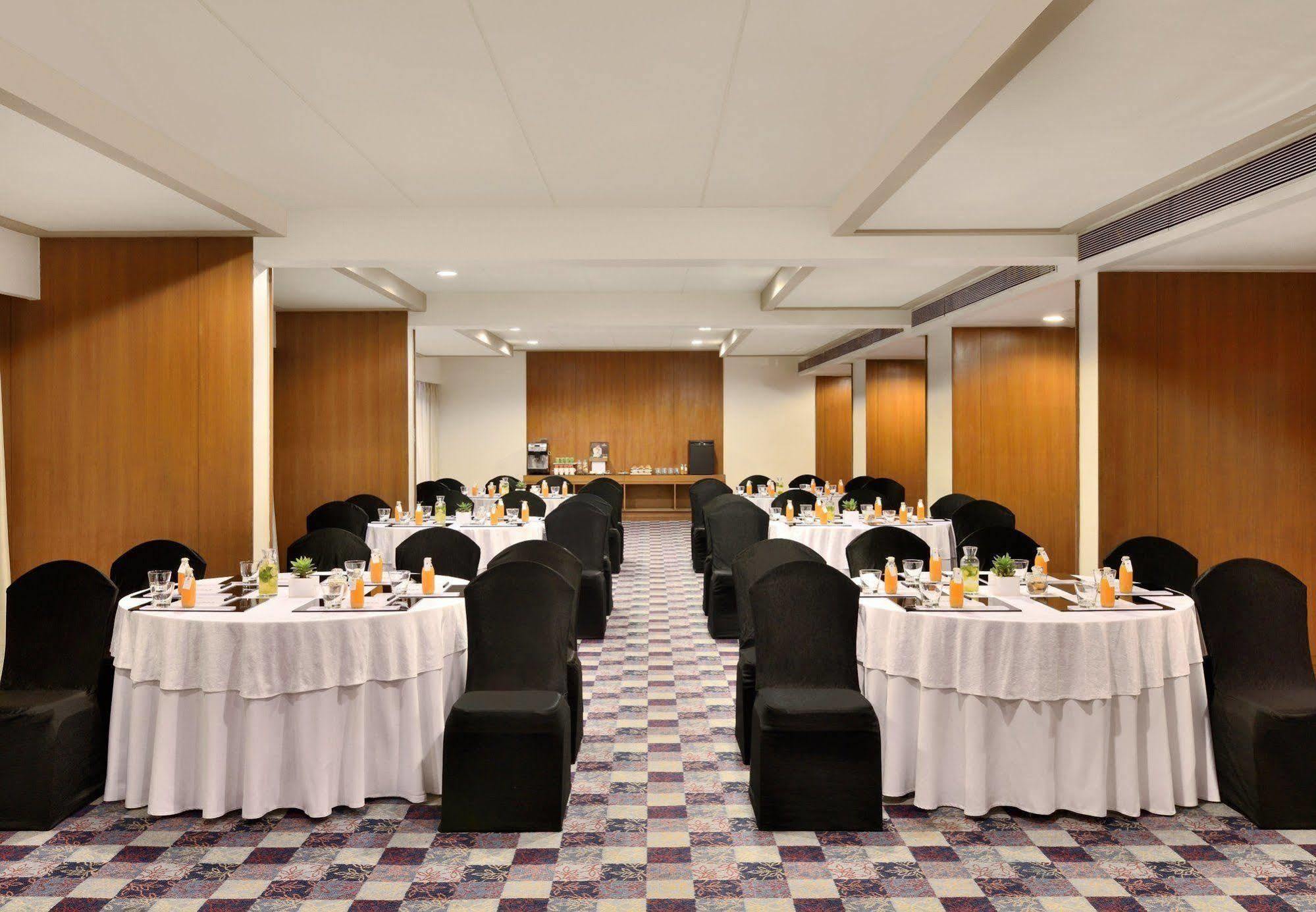 Courtyard By Marriott Hyderabad Hotel Buitenkant foto